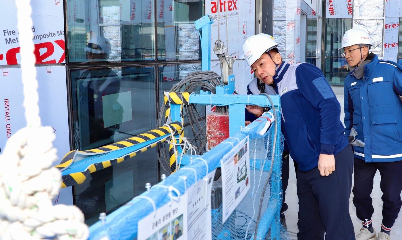 본문 이미지 - 송치영 포스코이앤씨 사장이 9일 서울 구로구에 위치한 구일역 지식산업센터 신축공사 현장에서 동절기 현장 안전점검을 진행하고 있다.(포스코이앤씨 제공) / 뉴스1 ⓒ News1