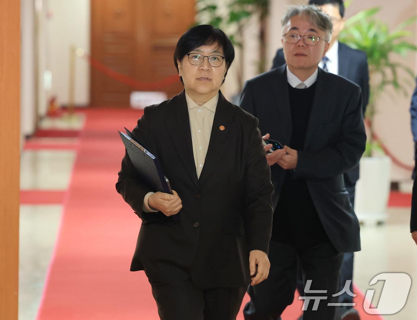 본문 이미지 - 정은경 보건복지부 장관이 10일 서울 종로구 정부서울청사에서 열린 제7차 보건의료정책심의위원회 회의에 참석하고 있다. 2026.2.10 ⓒ 뉴스1 임세영 기자