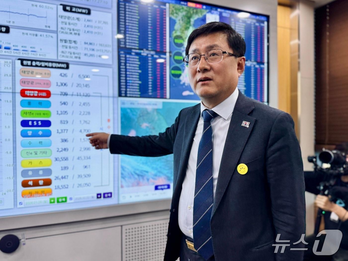 본문 이미지 - 김성환 기후에너지환경부 장관이 9일 세종시 정부세종청사에서 출입기자단 간담회를 마친 뒤 기자단에게 장관실에 마련된 일일 전력 수급 현황 전광판을 소개하며 김장관이 직접 챙기는 전력 수급 모니터링 내용을 설명하고 있다. 2026.2.10/뉴스1 황덕현 기자