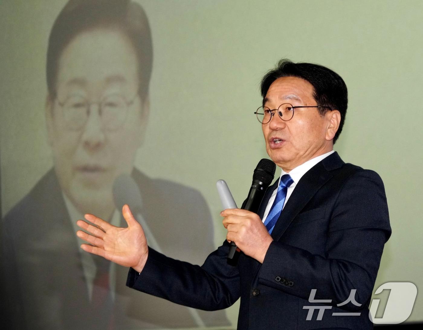 본문 이미지 - 강기정 광주광역시장이 10일 오전 함평군 엑스포공원 주제영상관에서 열린 '광주전남 통합 함평군 상생토크'에 참석해 인사말을 하고 있다. (광주광역시 제공.재판매 및 DB금지) 2026.2.10 ⓒ 뉴스1 