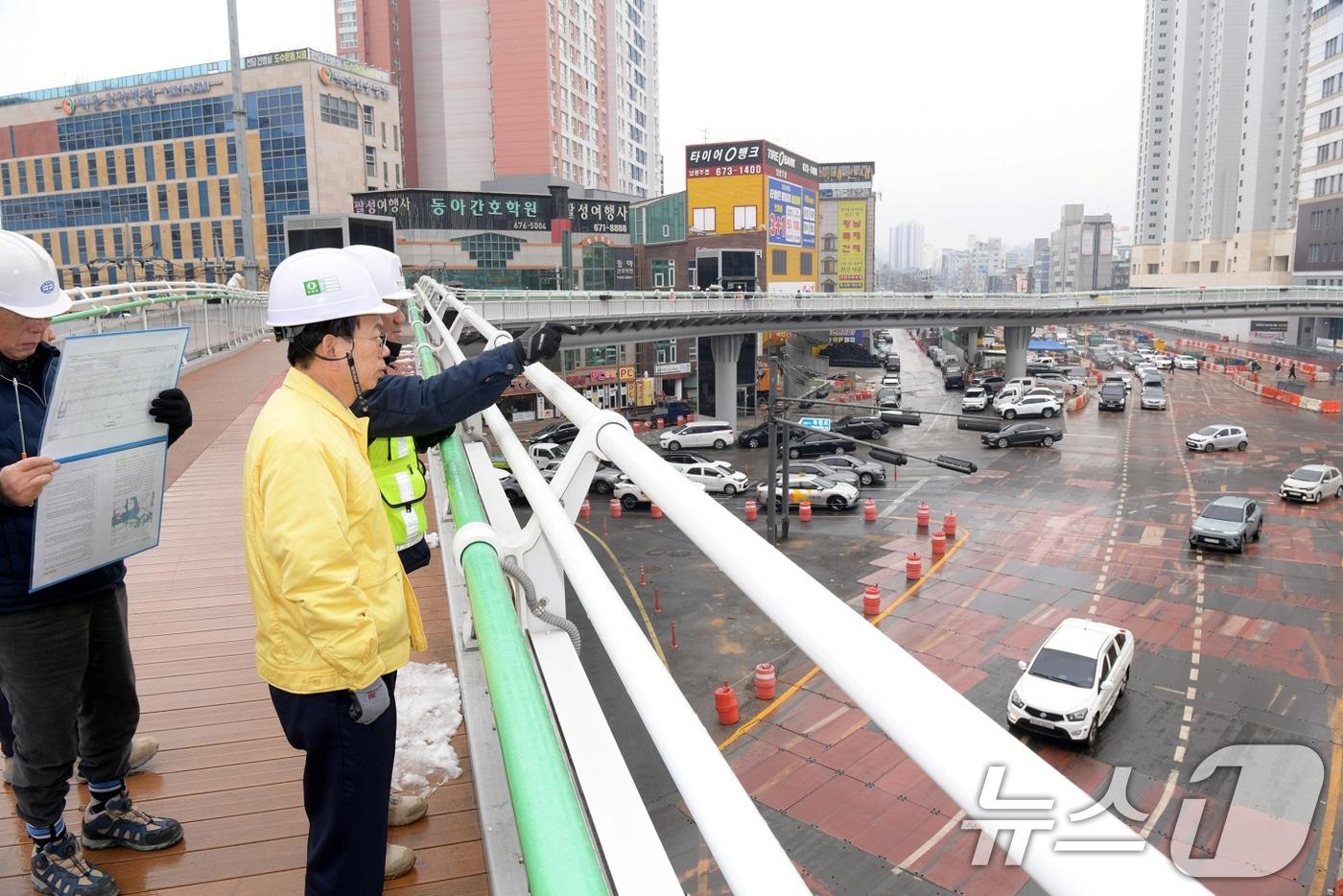본문 이미지 - 고광완 광주시 행정부시장이 설 명절을 앞둔 10일 오전 남구 백운동 도시철도2호선 1단계 4공구 211정거장 건설현장을 방문해 관계자로부터 공사진행상황을 보고 받은 후 건설현장 안전점검을 하고 있다. (광주광역시 제공. 재판매 및 DB 금지) 2026.2.10 ⓒ 뉴스1 