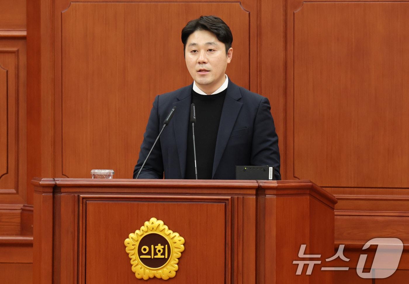 본문 이미지 - 김진오 국민의힘 대전시의원이 10일 대전시의회 본회장에서 열린 제293회 임시회 제2차 본회의에서 대전·충남 행정통합에 대한 주민투표 시행 촉구 결의안을 발의하고 있다. ⓒ 뉴스1 김기태 기자