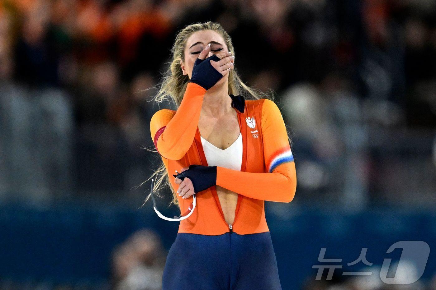 본문 이미지 - 2026 밀라노·코르티나담페초 동계 올림픽 스피드스케이팅 여자 1000m 우승 후 눈물을 흘리는 유타 레이르담.ⓒ AFP=뉴스1