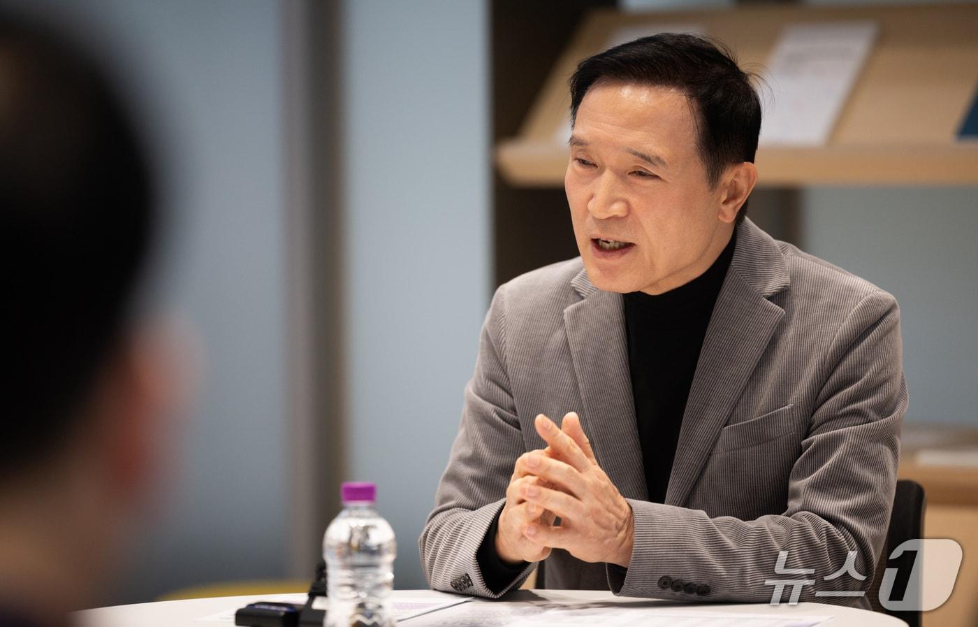 본문 이미지 - 임태희 교육감이  행정통합 특별법 추진과 관련해 기자들과 간담회를 갖고 있다.(경기도교육청 제공)