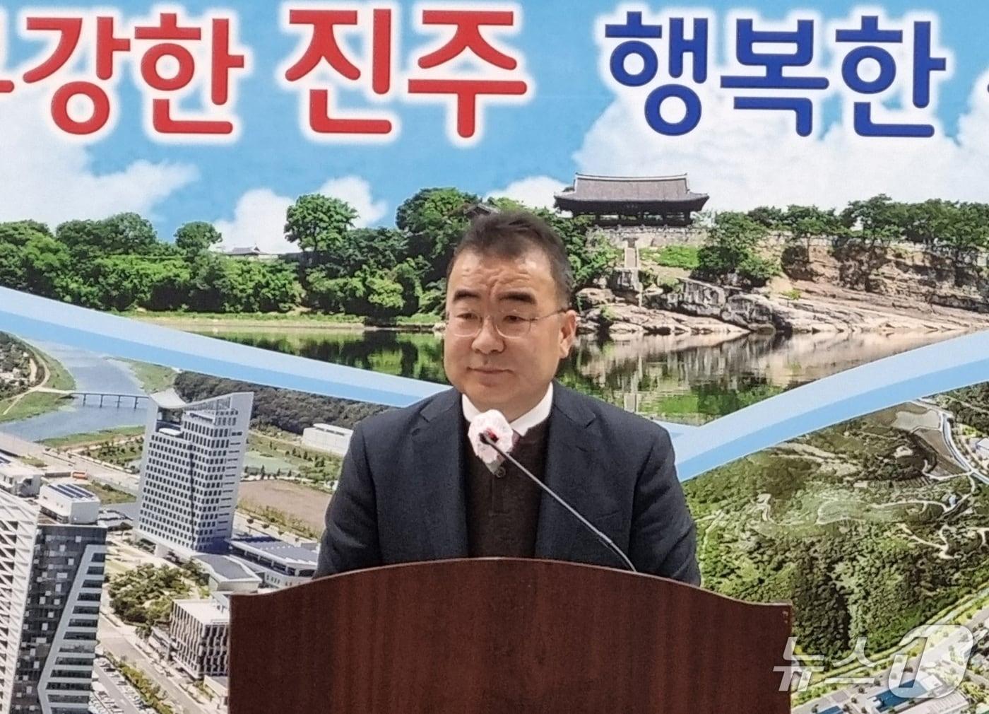 본문 이미지 - 박일동 진주시 부시장이 10일 시청 브리핑룸에서 ‘대학가 월세 안정화 대책’을 발표하고 있다. 2026.2.10/뉴스1 한송학기자