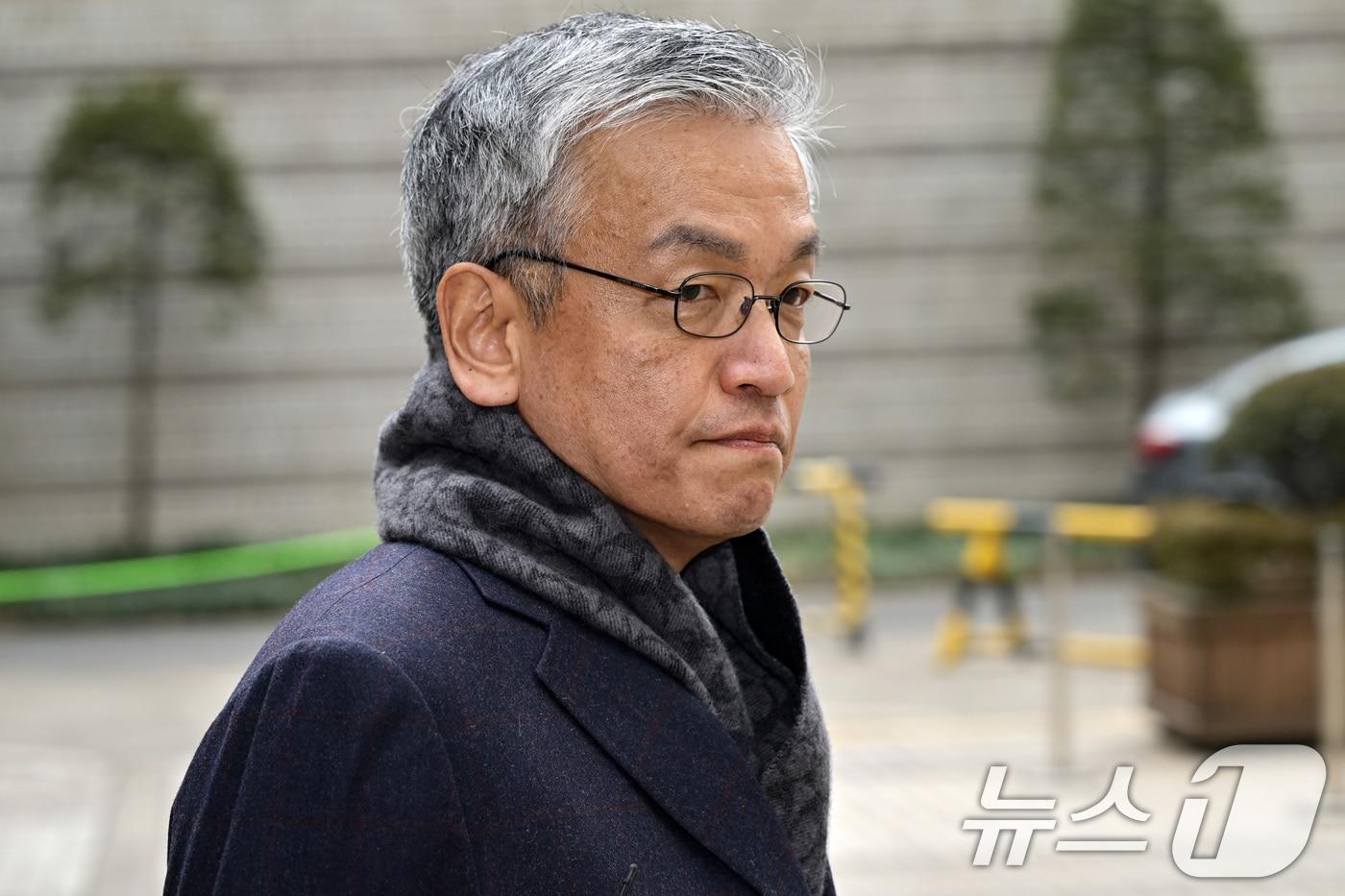 본문 이미지 - 최상목 전 경제부총리가 10일 서울 서초구 중앙지방법원에서 열린 '헌법재판관 미임명' 관련 직권남용 권리행사방해 등 첫 공판에 출석하고 있다. (공동취재) 2026.2.10 ⓒ 뉴스1 안은나 기자