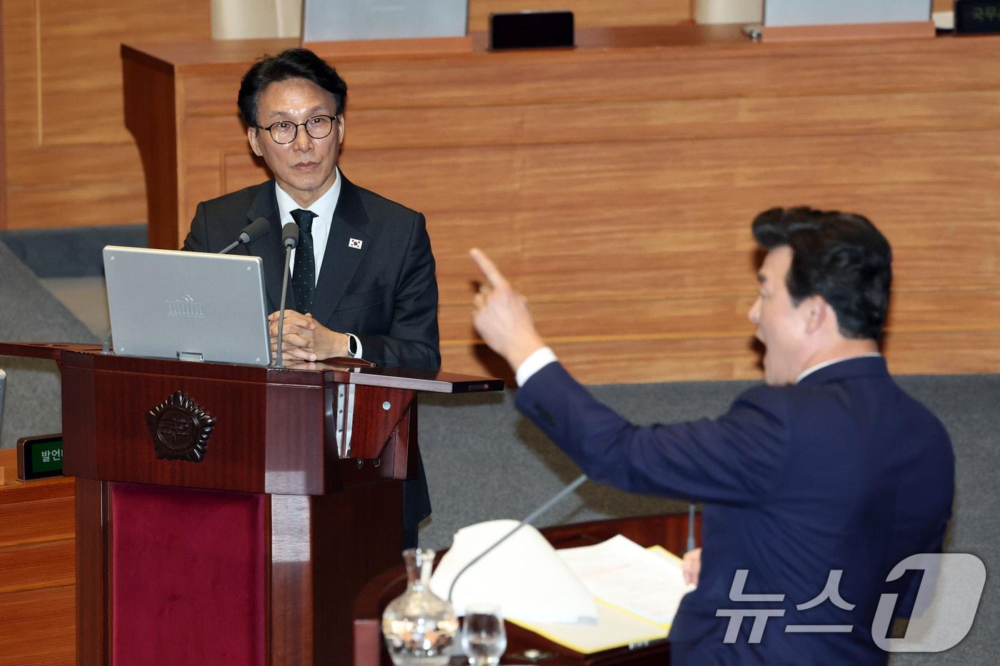 본문 이미지 - 10일 서울 여의도 국회에서 열린 제432회국회(임시회) 경제에 관한 대정부 질문에서 윤영석 국민의힘 의원이 김민석 국무총리에게 질의 중 의원들을 향해 항의하고 있다. 2026.2.10 ⓒ 뉴스1 이승배 기자