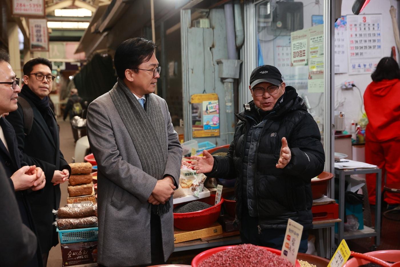 본문 이미지 - 10일 전주 남부시장을 찾은 이병권 중기부 2차관 (중소벤처기업부 제공)