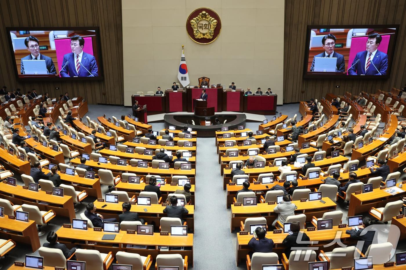 본문 이미지 - 김민석 국무총리가 지난 10일 서울 여의도 국회에서 열린 제432회국회(임시회) 제5차 본회의에서 윤영석 국민의힘 의원의 경제에 관한 질문에 답변하고 있다. 2026.2.10 ⓒ 뉴스1 신웅수 기자