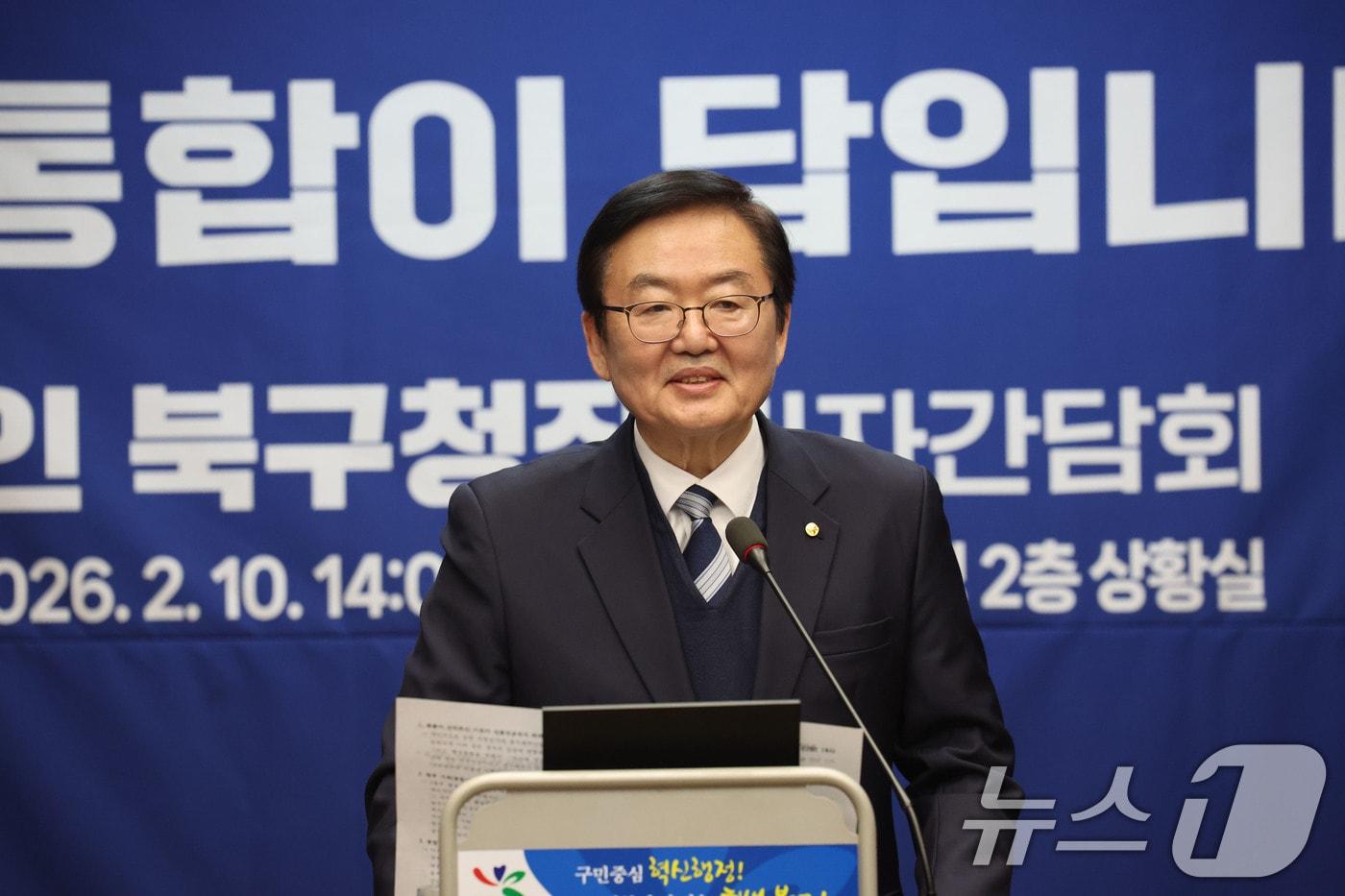 본문 이미지 - 문인 광주 북구청장이 10일 오후 광주 북구청에서 기자회견을 열고 제9회 전국동시지방선거에서 북구청장·통합특별시장 불출마를 선언하고 있다. 2026.2.10 ⓒ 뉴스1 박지현 기자