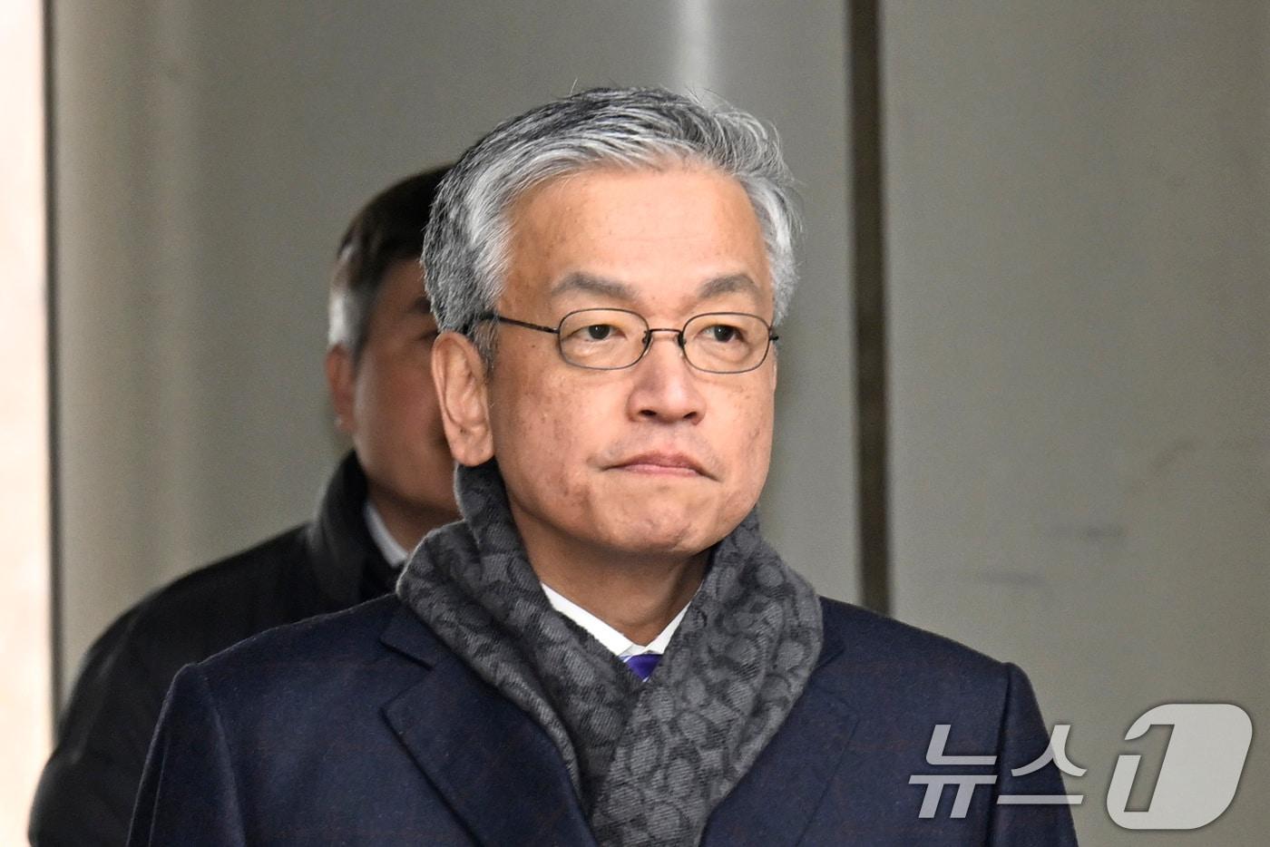 본문 이미지 - 헌법재판관 미임명과 윤석열 전 대통령 측근인 이완규 후보자를 기습 지명하는 데 관여한 혐의 등을 받는 최상목 전 경제부총리가 10일 오후 서울 서초구 중앙지방법원에서 열린 1심 첫 공판에 출석하고 있다. (공동취재) 2026.2.10 ⓒ 뉴스1 안은나 기자