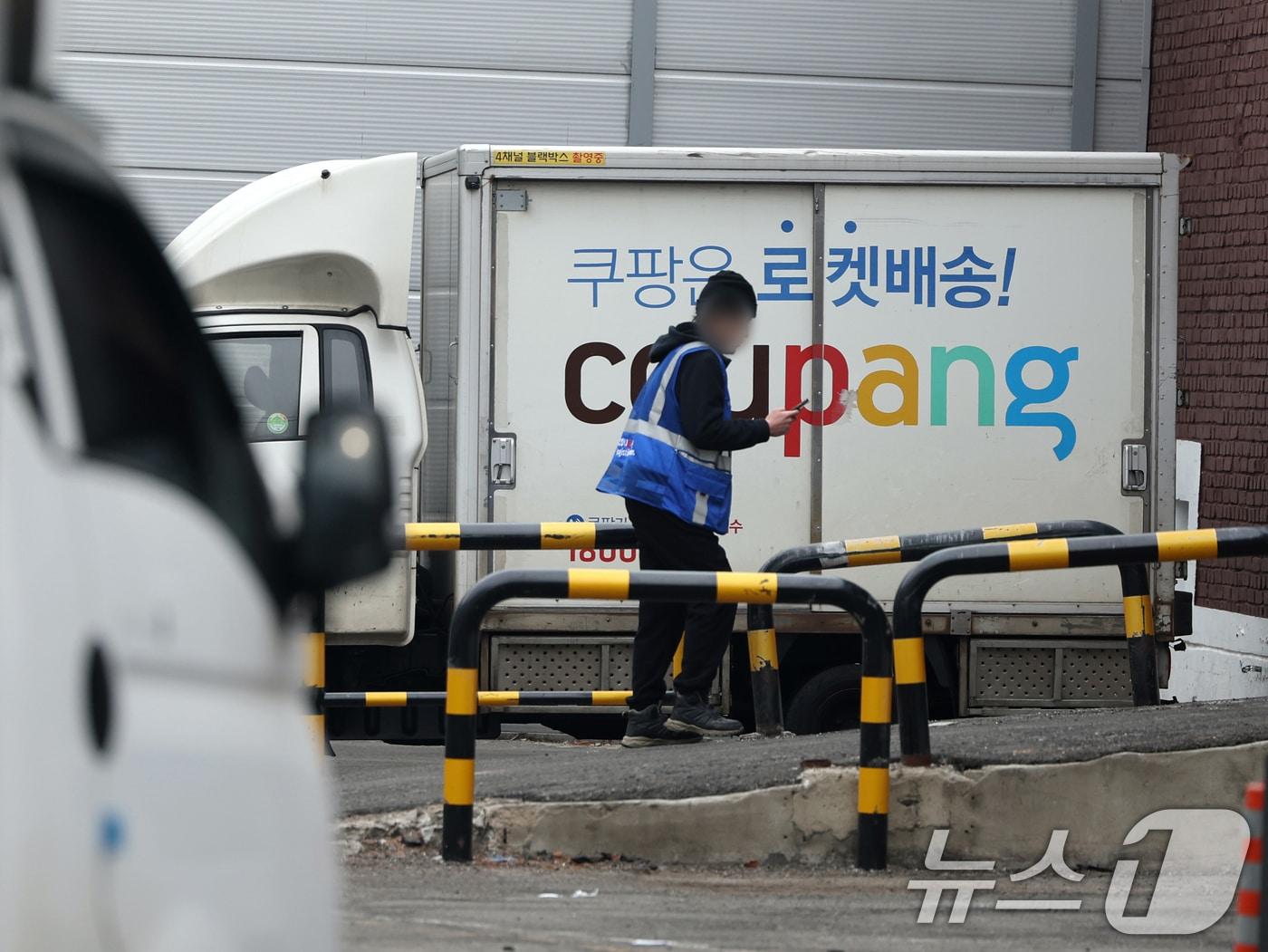 본문 이미지 - 10일 서울 시내 쿠팡 물류센터에서 직원이 발걸음을 옮기고 있다. 2026.2.10 ⓒ 뉴스1 황기선 기자