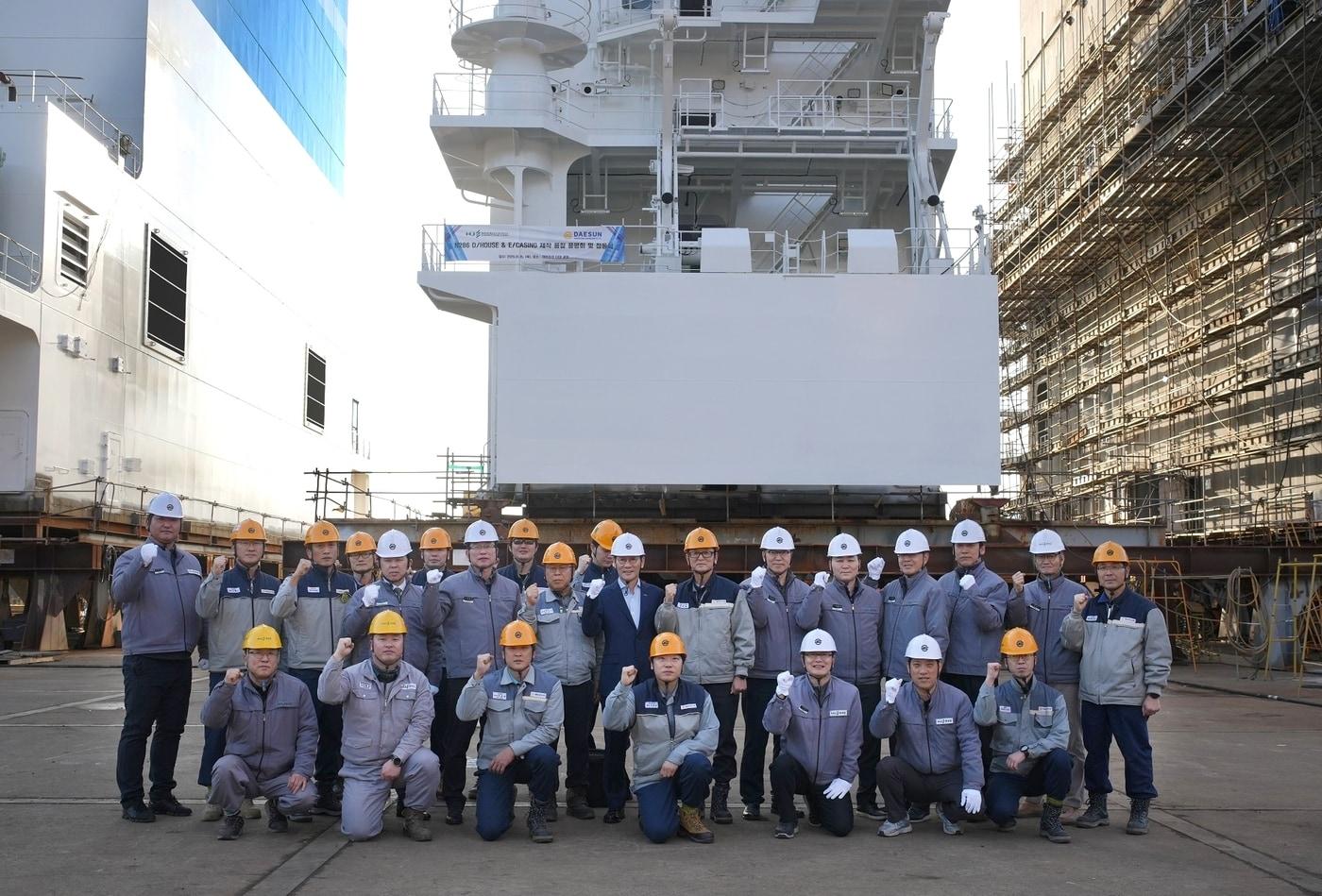본문 이미지 - 유상철 HJ중공업 대표와 권민철 대선조선 대표를 비롯한 양사 임직원들이 선박 데크 하우스(Deck House·거주구) 앞에서 기념 사진을 촬영한 모습(HJ중공업 제공). 2026.02.10.