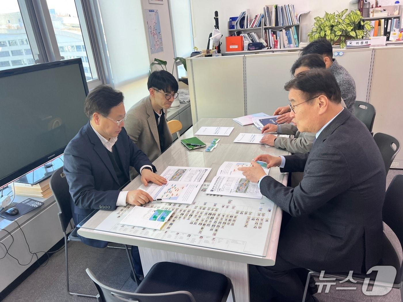 본문 이미지 - 최명서 강원 영월군수와 군 관계자들이 지난 9일 재정경제부·행정안전부·국토교통부 관계자들을 만나 지역 현안 사업에 대한 관심과 정부 예산안 반영을 건의했다. (영월군 제공. 재판매 및 DB금지) 2026.2.10/뉴스1