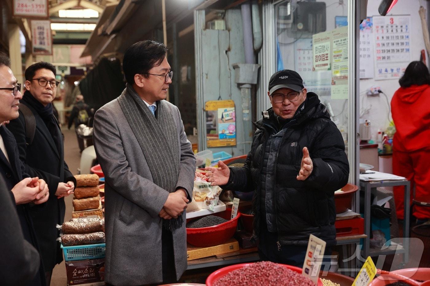 본문 이미지 - 이병권 중소벤처기업부 제2차관이 전북 전주남부시장을 방문해 점포를 둘러보며 상인과 대화하고 있다. (중소벤처기업부 제공. 재판매 및 DB 금지) 2026.2.10 ⓒ 뉴스1