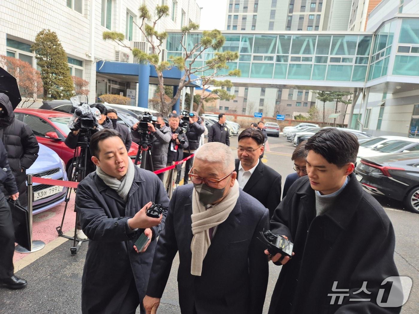 본문 이미지 -   중대재해처벌법 위반 혐의로 기소된 정도원 삼표그룹 회장이 19일 경기 의정부지법에 출석하고 있다. ⓒ News1 양희문 기자