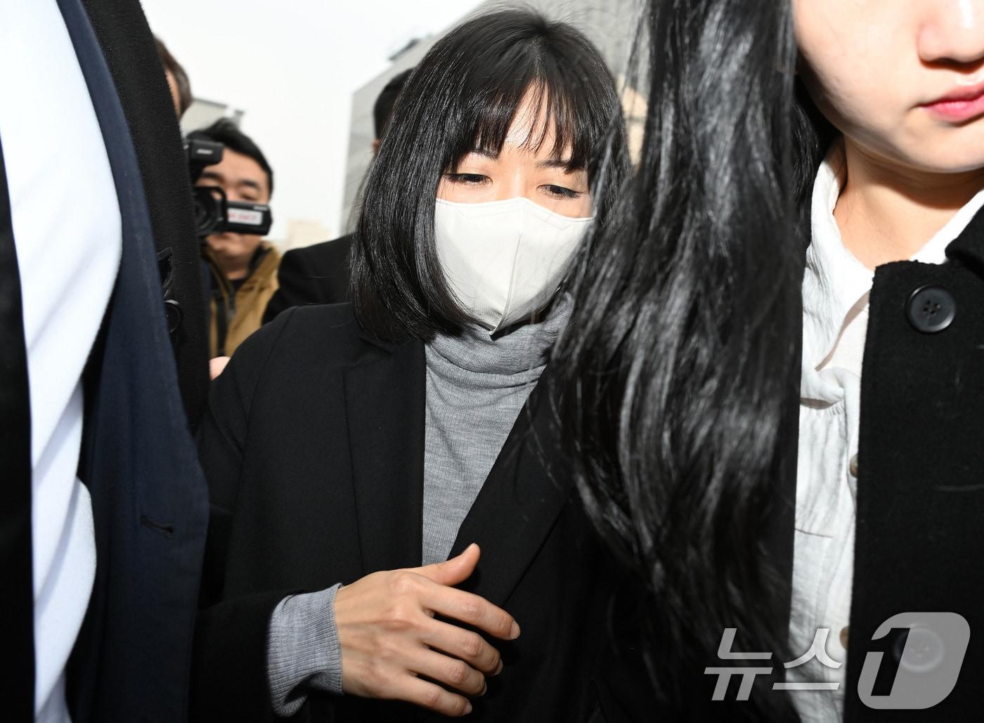 본문 이미지 - 미공개 정보를 이용해 부당이득을 취득한 혐의로 기소된 구연경 LG복지재단 대표가 10일 오후 서울 양천구 서울남부지방법원에서 열린 자본시장법 위반 혐의 선고공판에서 무죄를 선고받은 뒤 법정을 나서고 있다. (공동취재) 2026.2.10 ⓒ 뉴스1 최지환 기자