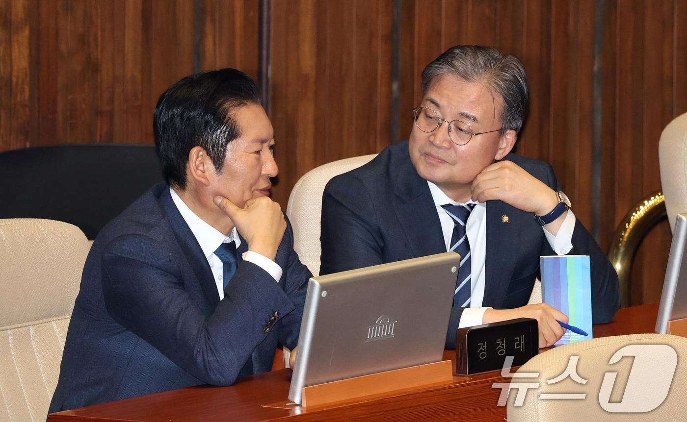 본문 이미지 - 10일 서울 여의도 국회에서 열린 제432회국회(임시회) 경제에 관한 대정부 질문에서 정청래 더불어민주당 대표가 이연희 전략기획위원장과 대화하고 있다. ⓒ 뉴스1 이승배 기자