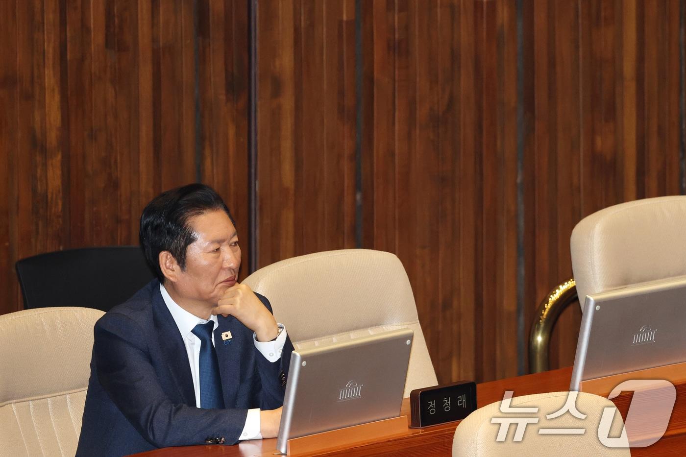 본문 이미지 - 10일 서울 여의도 국회에서 열린 제432회국회(임시회) 경제에 관한 대정부 질문에서 정청래 더불어민주당 대표가 생각에 잠겨있다. ⓒ 뉴스1 이승배 기자