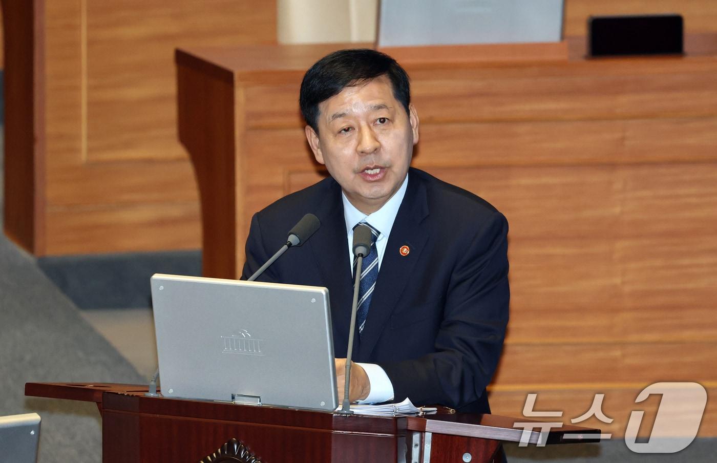 본문 이미지 - 10일 서울 여의도 국회에서 열린 제432회국회(임시회) 경제에 관한 대정부 질문에서 구윤철 부총리 겸 재정경제부 장관이 답변하고 있다. 2026.2.10 ⓒ 뉴스1 이승배 기자