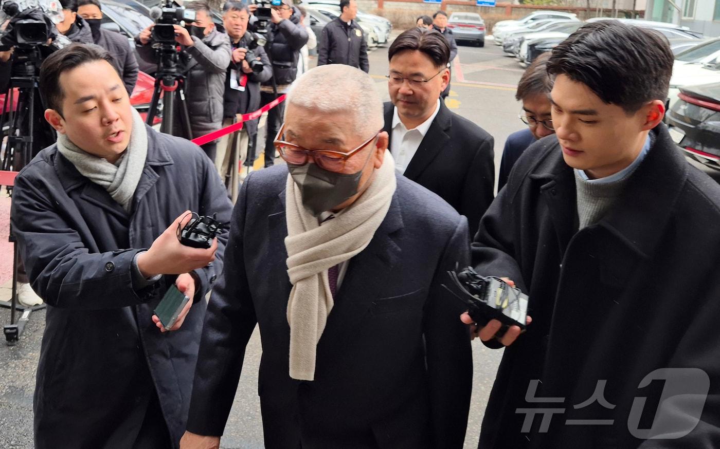 본문 이미지 - 정도원 삼표그룹 회장이 10일 경기 의정부지방법원에 출석하고 있다. 중대재해처벌법 위반 등 혐의로 불구속 기소된 정 회장은 이날 1심에서 무죄를 선고받았다. 2026.2.10 ⓒ 뉴스1 양희문 기자