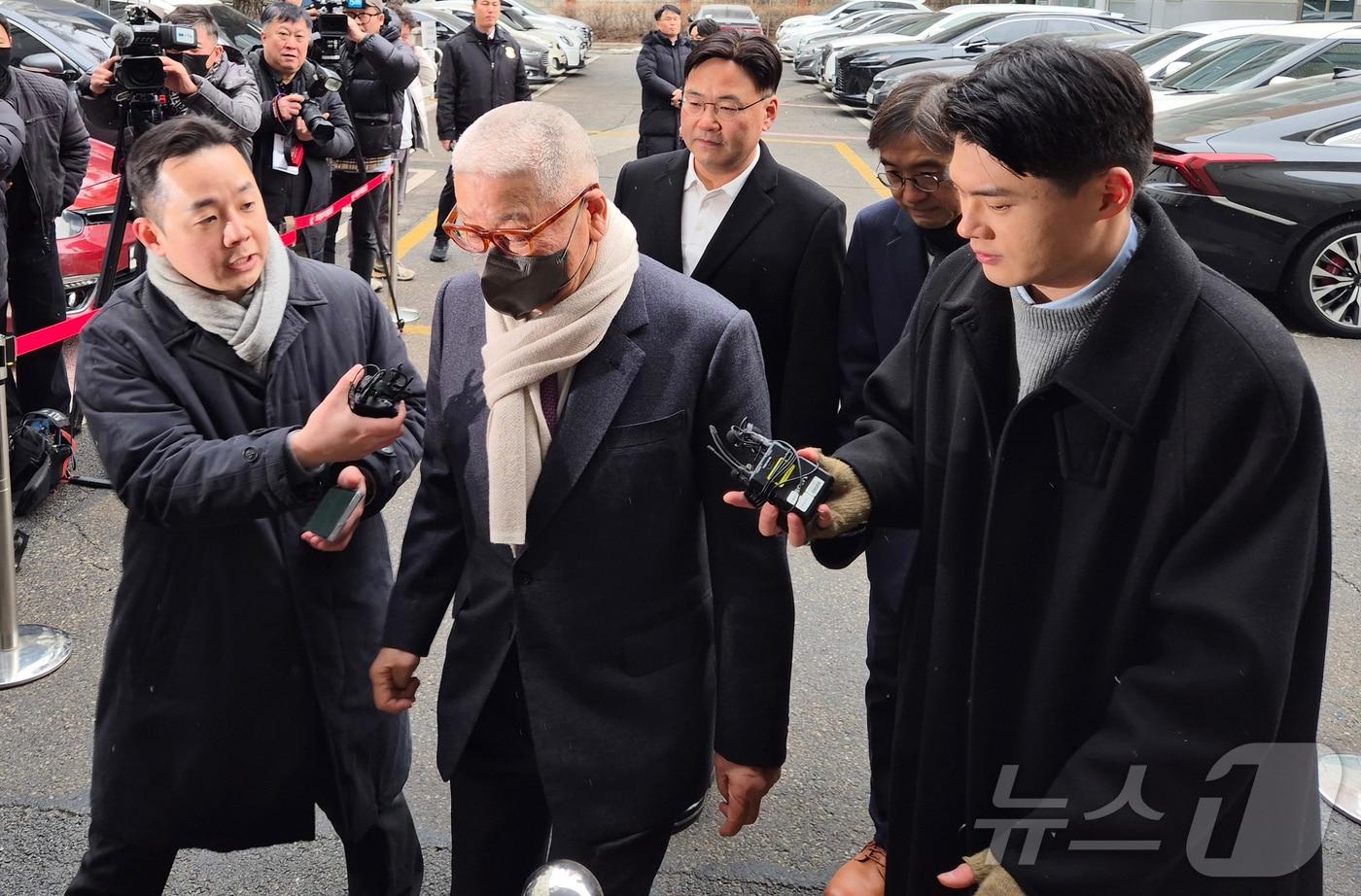 본문 이미지 - 정도원 삼표그룹 회장이 10일 경기 의정부지방법원에 출석하고 있다. 중대재해처벌법 위반 등 혐의로 불구속 기소된 정 회장은 이날 1심에서 무죄를 선고받았다. 2026.2.10 ⓒ 뉴스1 양희문 기자