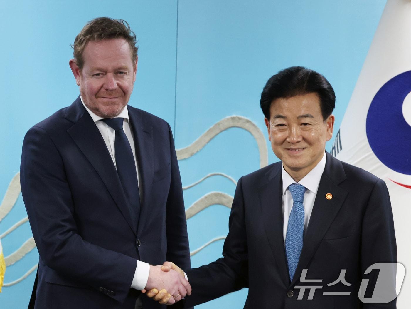본문 이미지 - 정동영 통일부 장관이 10일 오후 서울 종로구 정부서울청사에서 다비드 반 베일 네덜란드 외교장관과 면담 전 악수를 하고 있다. 2026.2.10 ⓒ 뉴스1 황기선 기자