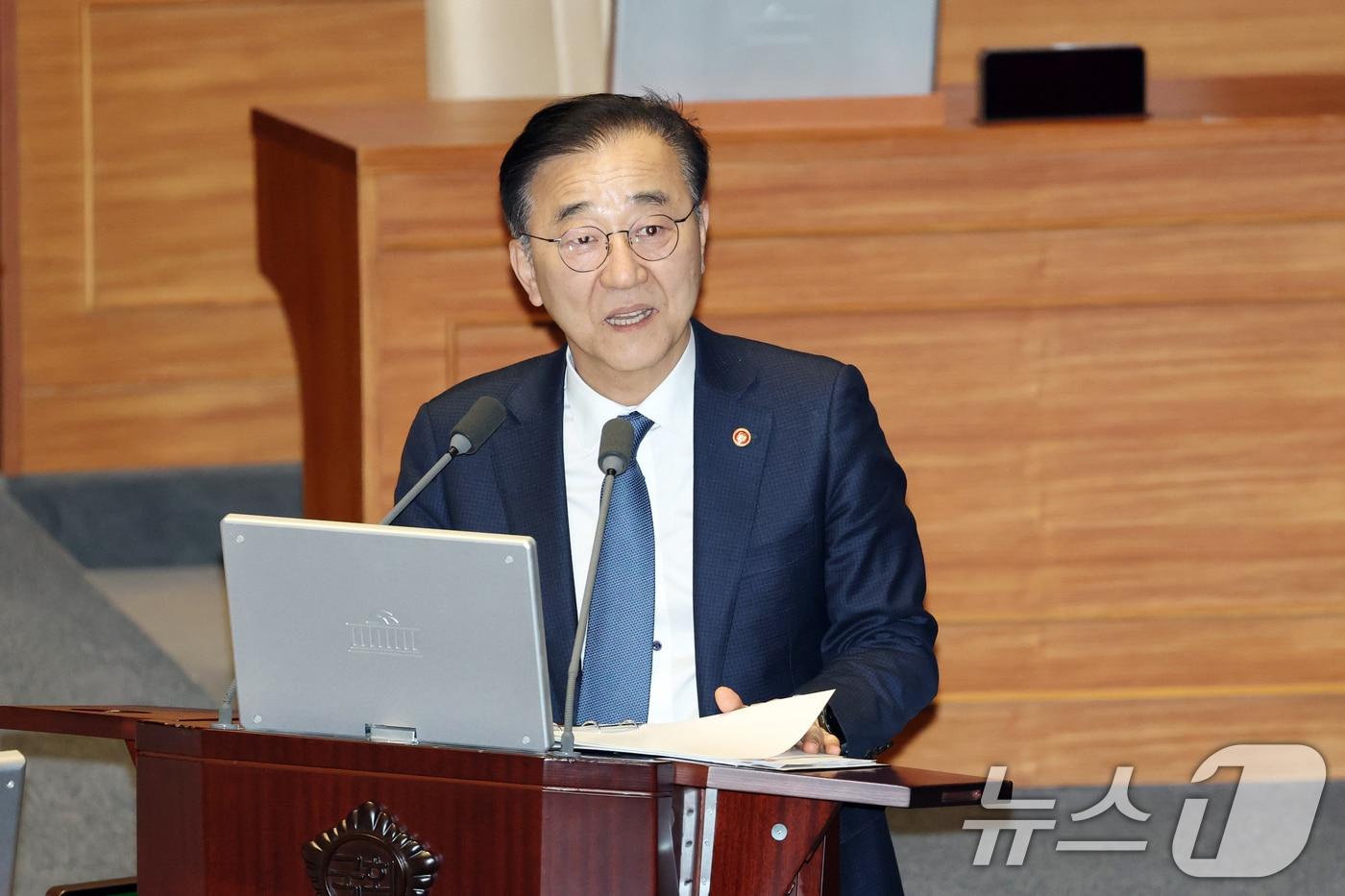 본문 이미지 - 10일 서울 여의도 국회에서 열린 제432회국회(임시회) 경제에 관한 대정부 질문에서 김윤덕 국토교통부 장관이 질의에 답변하고 있다. 2026.2.10 ⓒ 뉴스1 이승배 기자