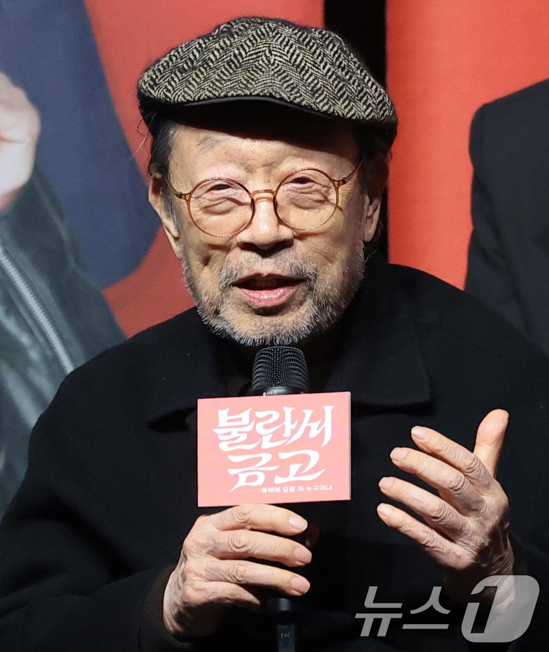 본문 이미지 - 배우 신구가 10일 서울 종로구 NOL 서경스퀘어에서 열린 연극 '불란서 금고 - 북벽에 오를 자 누구더냐' 제작발표회에 참석해 취재진 질문에 답하고 있다. '불란서 금고'는 은행 건물 지하의 쇠창살 안 금고를 열기 위해 모인 다섯 사람이 금고 안에 든 것을 모두 다르게 알고 있었다는 사실을 알게 되며 벌어지는 일을 담은 작품이다. 2026.2.10 ⓒ 뉴스1 권현진 기자