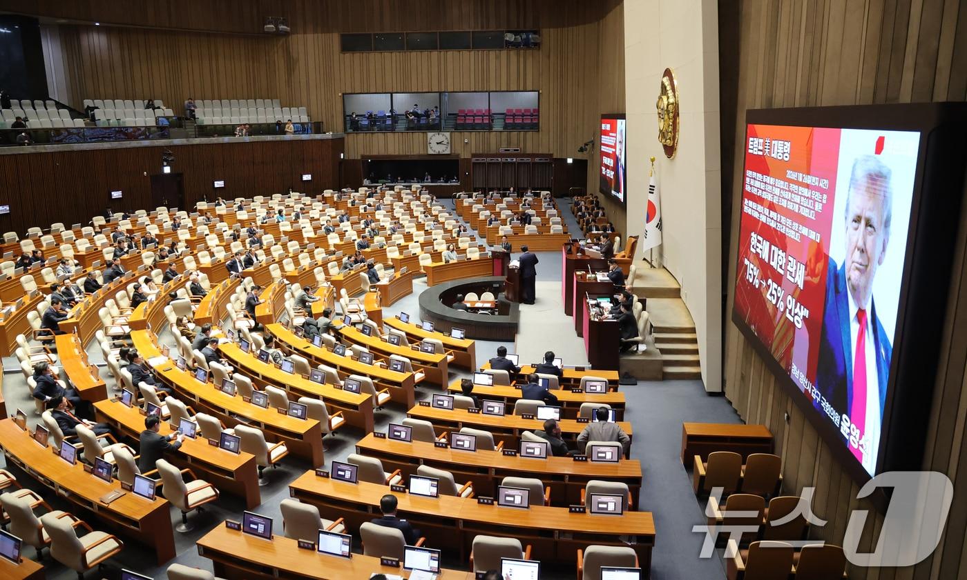 본문 이미지 - 10일 서울 여의도 국회에서 열린 제432회국회(임시회) 경제에 관한 대정부 질문에서 윤영석 국민의힘 의원이 김민석 국무총리에게 질의하고 있다. 2026.2.10 ⓒ 뉴스1 이승배 기자