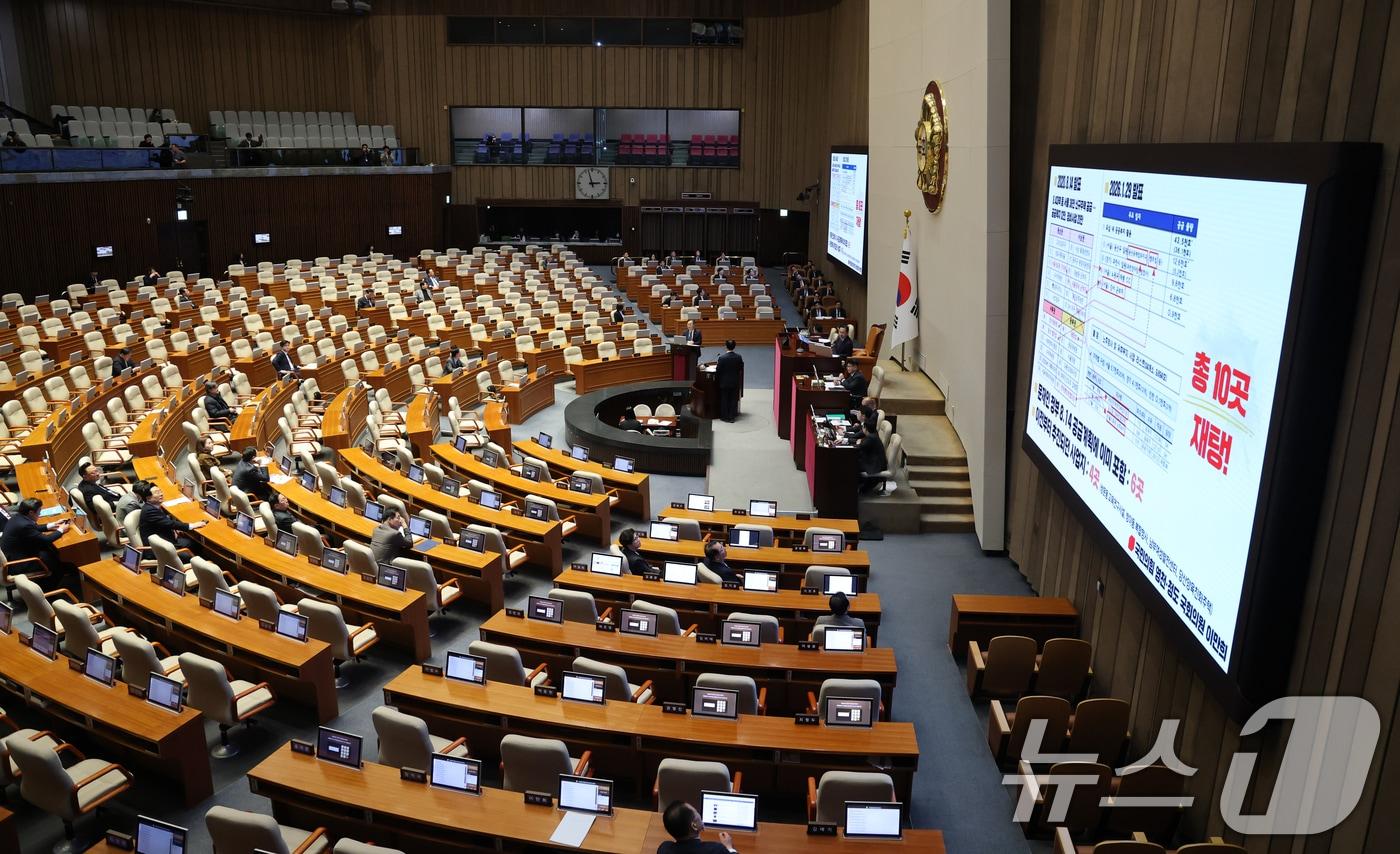 본문 이미지 - 지난 10일 서울 여의도 국회에서 열린 제432회 국회(임시회) 경제에 관한 대정부 질문에서 이만희 국민의힘 의원이 김윤덕 국토교통부 장관에게 질의하고 있다. 2026.2.10 ⓒ 뉴스1 이승배 기자