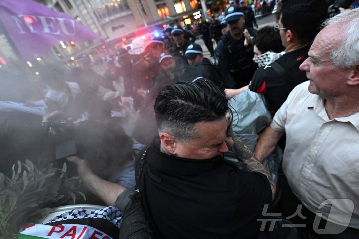본문 이미지 - 9일 호주 시드니에서 이스라엘 대통령 이츠하크 헤르초그의 방문에 반대하는 친팔레스타인 집회가 열렸다. 현지 경찰은 시위대 해산을 위해 최루 스프레이를 사용했고, 일부 참가자들과 충돌이 발생했다. 2026.02.09.ⓒ AFP=뉴스1
