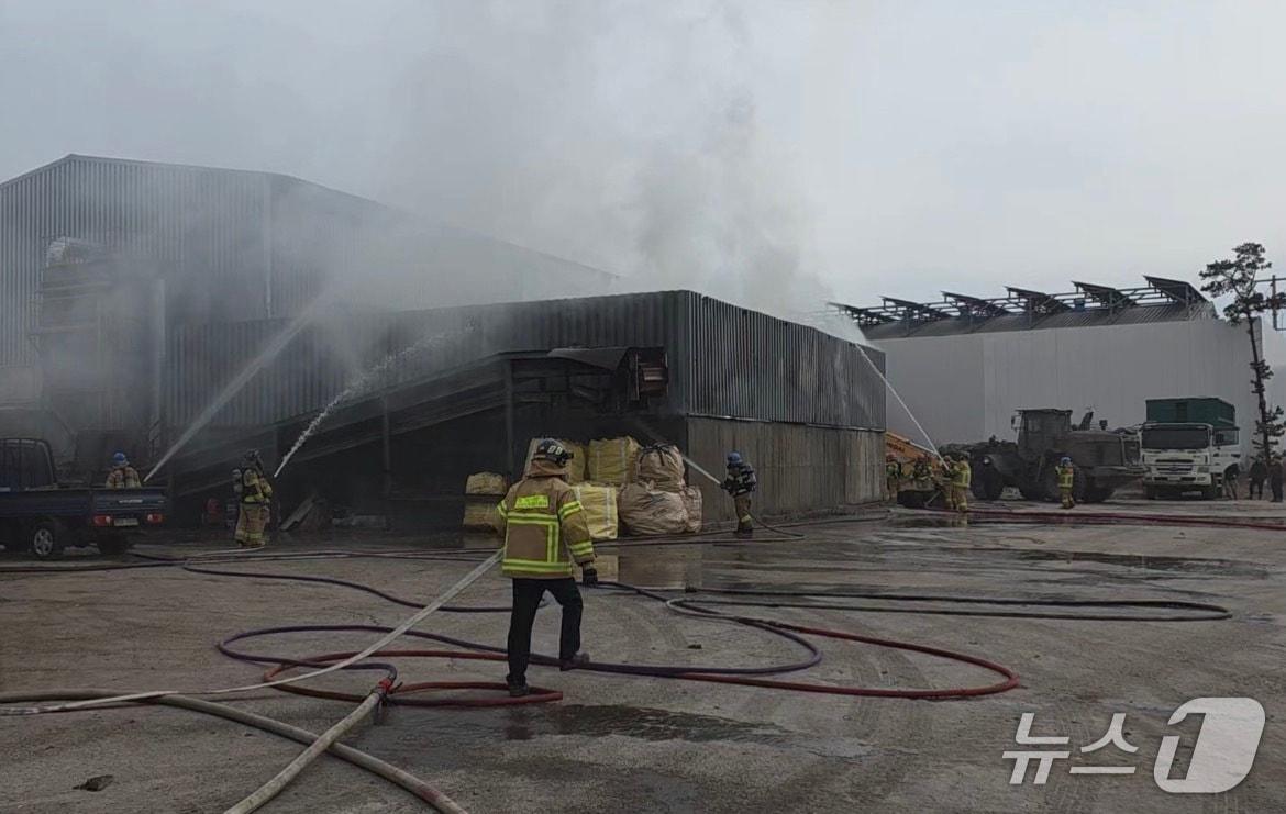 본문 이미지 - 경기 양주시 폐기물 처리시설 화재 현장.(경기도북부소방재난본부 제공. 재판매 및 DB 금지)/뉴스1