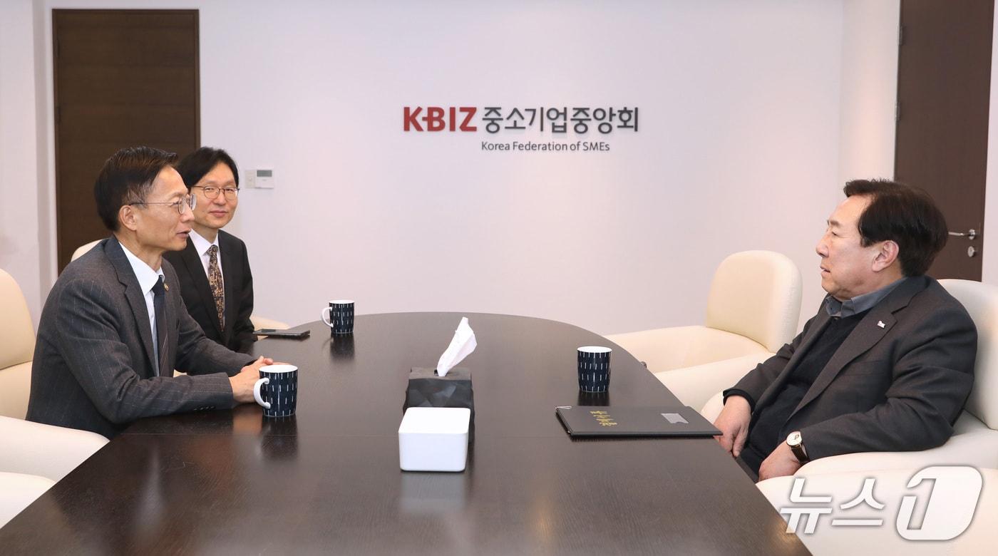 본문 이미지 - 김용선 지식재산처장(왼쪽 앞줄)과 김기문 중소기업중앙회 회장(오른쪽)이 지식재산 정책 발전 방안에 대해 논의하고 있다.(지식재산처 제공.재판매 및 DB금지)/뉴스1 