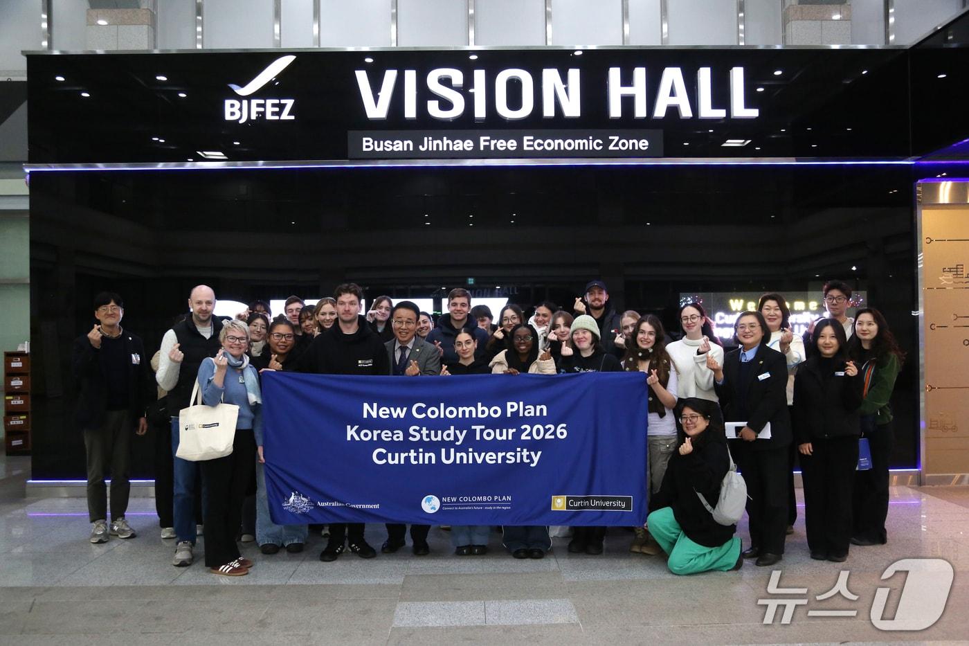본문 이미지 - 호주 커틴대학교 방문단이 부산진해경제자유구역청을 방문해 기념촬영을 하는 모습 (경자청 제공. 재판매 및 DB금지)