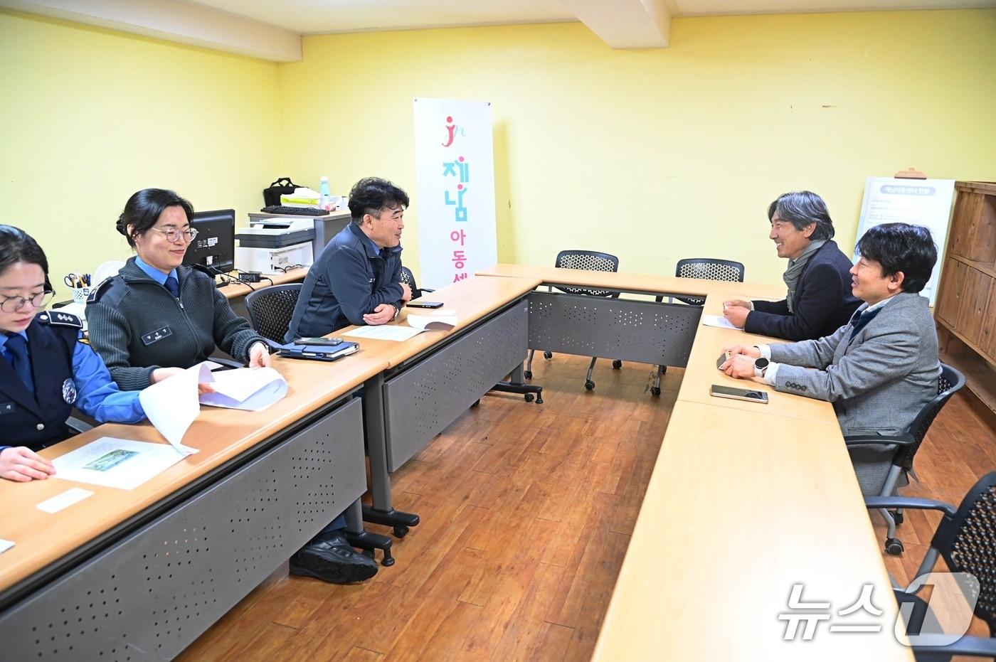 본문 이미지 - 아동복지시설 방문한 김서구 서귀포해양경찰(서귀포해경 제공. 재판매 및 DB금지)/뉴스1