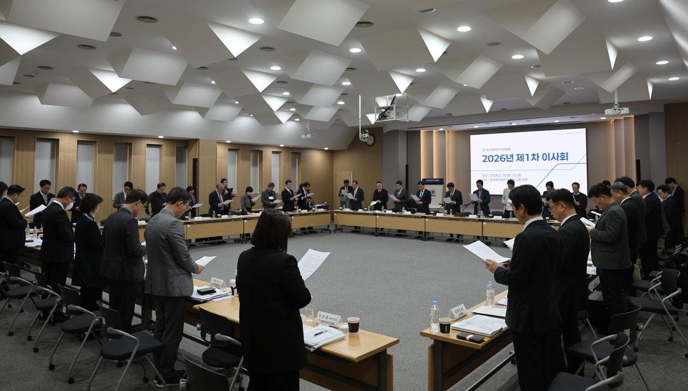 본문 이미지 - 한국제약바이오협회 이사 기업 주요 관계자가 결의문을 낭독하고 있다.(한국제약바이오협회 제공)/뉴스1