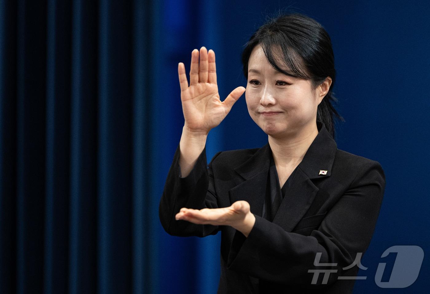 본문 이미지 - 박지연 수어통역사가 10일 청와대 춘추관에서 김남준 대변인의 브리핑 발언을 수어통역하고 있다. 2026.2.10 ⓒ 뉴스1 이재명 기자