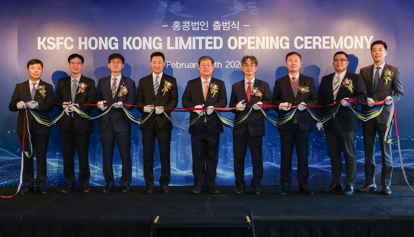 본문 이미지 - 한국증권금융 김정각 대표이사 사장(가운데)이 10일 홍콩법인 출범식에서 기념촬영을 하고 있다(한국증권금융 제공), ⓒ 뉴스1