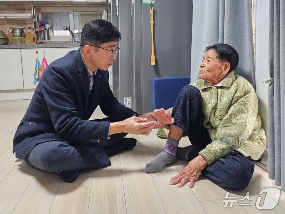 본문 이미지 - 포항시는 10일 설을 앞두고 경북의 마지막 일본군 위안부 피해 생존자인 북구 죽장면 박 모 할머니(98)를 찾아 위로와 감사의 마음을 전했디. (포항시 제공, 재판매 및 DB 금지)