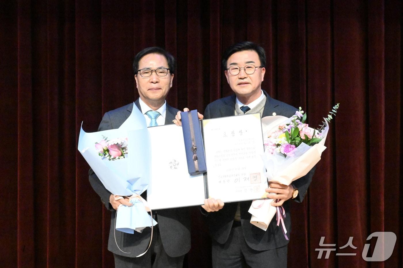 본문 이미지 - 유의식 전북 완주군의회 의장(오른쪽)이 10일 전북도청에서 열린 민주평화통일자문회의 행사에서 민주평통 의장(대통령) 표창을 받았다.(의회 제공. 재판매 및 DB금지)2026.2.10/뉴스1