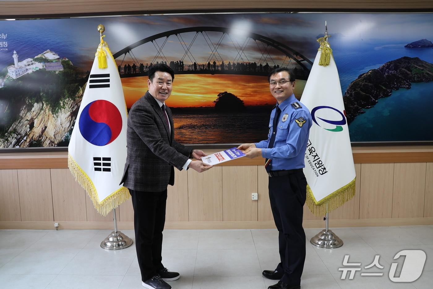 본문 이미지 - 김진영 태안해양경찰서장이 10일 태안교육청에 장학금을 전달하고 있다. (태안해경 제공, 재판매 및 DB금지) / 뉴스1 