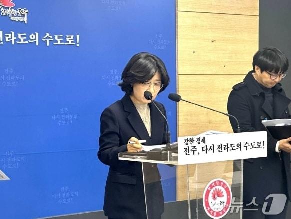 본문 이미지 - 김은주 인구청년정책구장은 10일 전주시청에서 신년브리핑을 갖고 올해 주요 추진 정책 방향에 대해 설명하고 있다.(전주시 제공, 재판매 및 DB 금지)/뉴스1