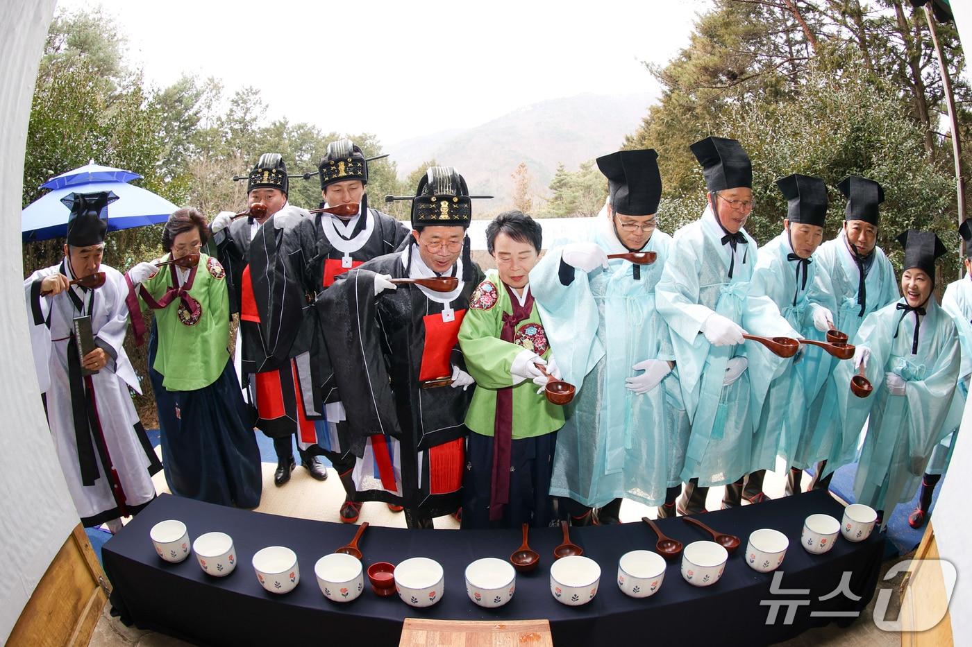 본문 이미지 - 10일 광양시  옥룡면 동곡리 백운산 약수제단 일원에서 '제43회 백운산 고로쇠 약수제'가 성황리에 개최됐다(광양시 제공)