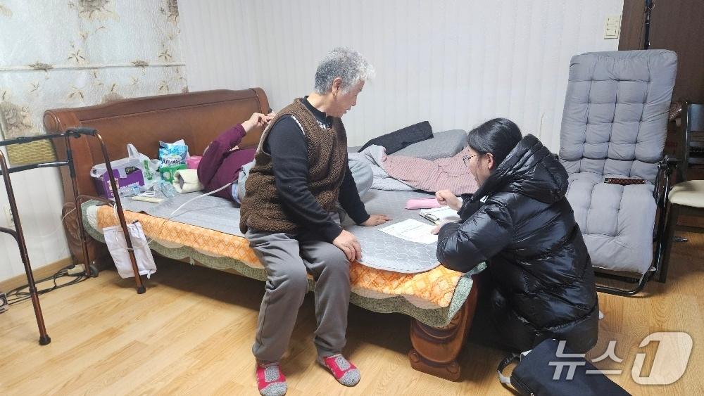 본문 이미지 - 전북 고창군 소속 의료급여 관리사가 '우리 동네 건강파트너-건강채움' 사업 대상 가구를 방문해 건강 실태를 확인하고 있다.(고창군 제공. 재판매 및 DB금지)