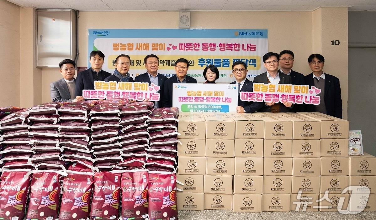 본문 이미지 - 10일 농협은행 여신심사부문은 영등포농협 사회공헌실천재단, 농협리츠운용과 피해자통합지원 사회적 협동조합을 찾아 우리쌀 나눔을 펼쳤다. (왼쪽 네 번째부터) 농협리츠운용 임정수 대표이사, 영등포농협 사회공헌실천재단 백호 이사장, 피해자통합지원 사회적 협동조합 안민숙 이사장, 농협은행 김성훈 여신심사부문 부행장 26.02.10 / 사진제공=농협은행