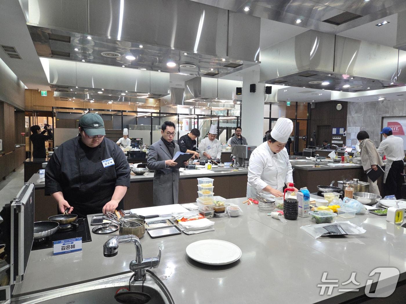 본문 이미지 - 경남정보대 건학50주년기념관에서 열린 '부산 로컬푸드 레시피 경연대회'에서 참가자들이 실력을 뽐내고 있다. (경남정보대 제공. 재판매 및 DB 금지)