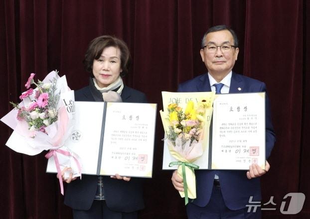 본문 이미지 - 왼쪽부터 박혜숙 전주시의회 문화경제위원장, 최주만 부의장.(전주시의회 제공, 재판매 및 DB 금지)/뉴스1