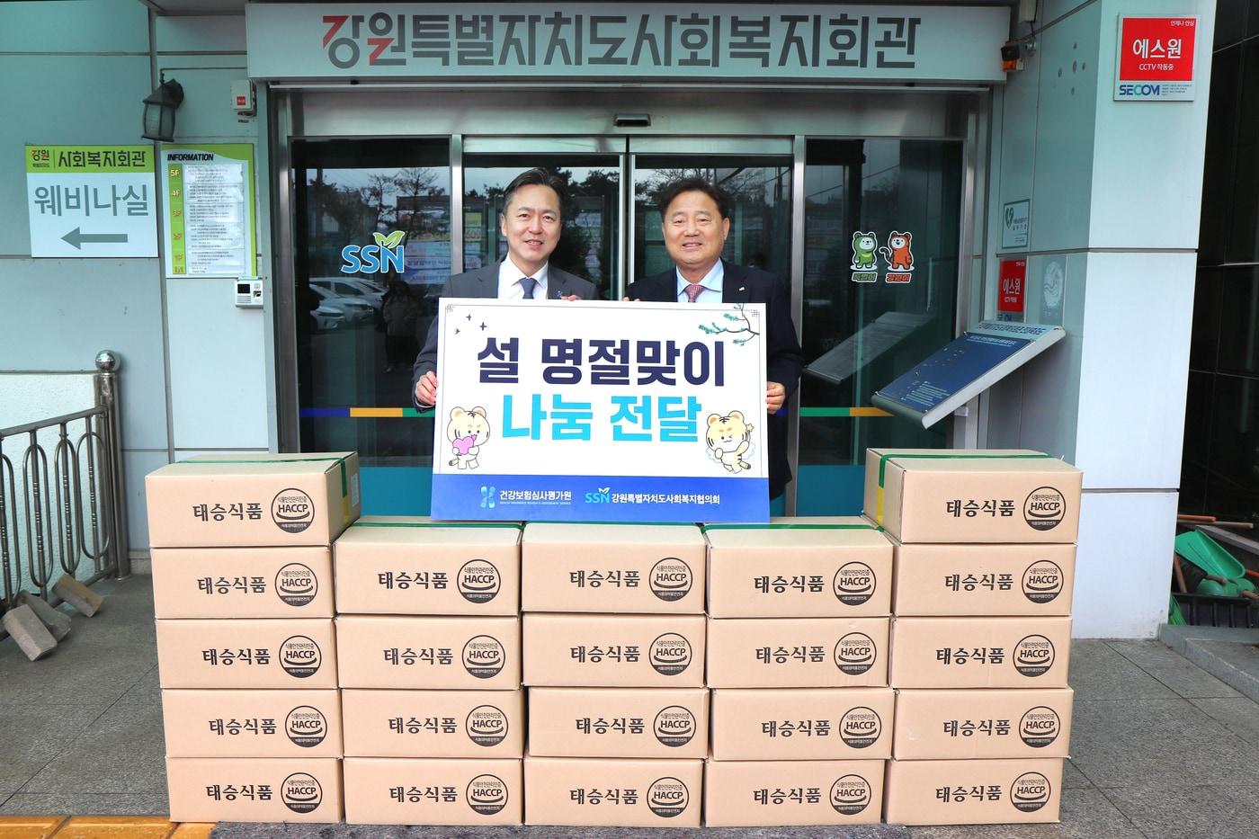 본문 이미지 - 김기원 건강보험심사평가원 홍보실장(왼쪽)과 박승용 강원특별자치도사회복지협의회 회장.(건강보험심사평가원 제공)