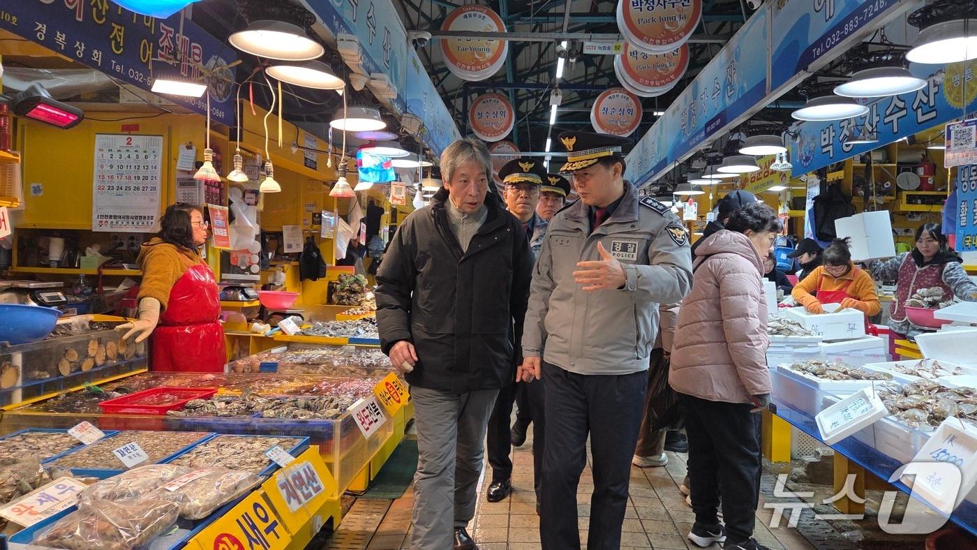 본문 이미지 - 한창훈 인천경찰청장은 설 명절을 앞두고 10일 오후 중구 연안여객터미널과 연안부두 종합어시장을 방문해 치안 상황과 현장대응 태세를 점검했다.(인천경찰청 제공. 재배포 및 DB금지)2026.2.10/뉴스1